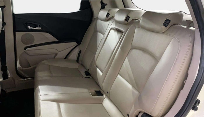 2021 Mahindra XUV300 W8 (O) 1.5 DIESEL AMT DUAL TONE, Diesel, Automatic, 66,857 km, Right Side Rear Door Cabin