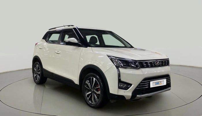 2021 Mahindra XUV300 W8 (O) 1.5 DIESEL AMT DUAL TONE, Diesel, Automatic, 66,857 km, Right Front Diagonal