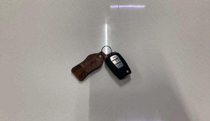 2021 Mahindra XUV300 W8 (O) 1.5 DIESEL AMT DUAL TONE, Diesel, Automatic, 66,857 km, Key Close Up