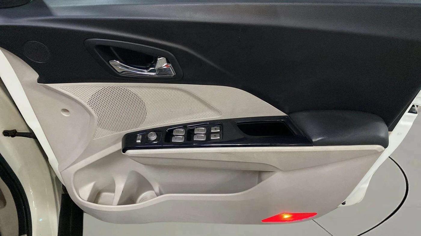 2021 Mahindra XUV300 W8 (O) 1.5 DIESEL AMT DUAL TONE, Diesel, Automatic, 66,857 km, Driver Side Door Panels Control