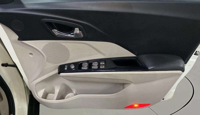 2021 Mahindra XUV300 W8 (O) 1.5 DIESEL AMT DUAL TONE, Diesel, Automatic, 66,857 km, Driver Side Door Panels Control