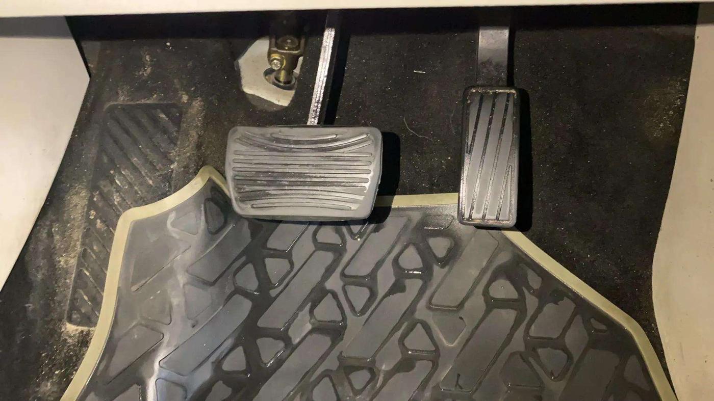 2021 Mahindra XUV300 W8 (O) 1.5 DIESEL AMT DUAL TONE, Diesel, Automatic, 66,857 km, Pedals