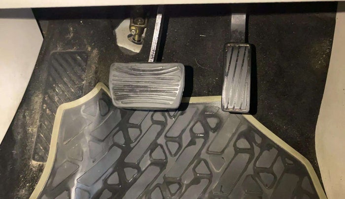 2021 Mahindra XUV300 W8 (O) 1.5 DIESEL AMT DUAL TONE, Diesel, Automatic, 66,857 km, Pedals