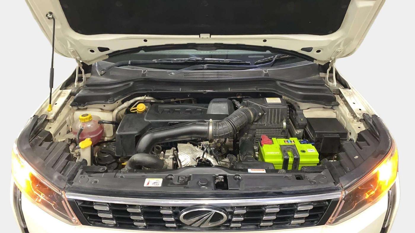 2021 Mahindra XUV300 W8 (O) 1.5 DIESEL AMT DUAL TONE, Diesel, Automatic, 66,857 km, Engine View