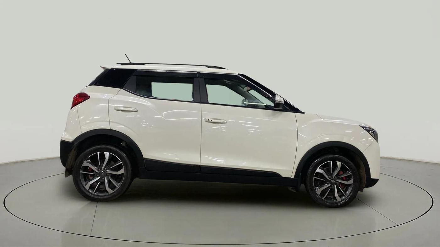 2021 Mahindra XUV300 W8 (O) 1.5 DIESEL AMT DUAL TONE, Diesel, Automatic, 66,857 km, Right Side View