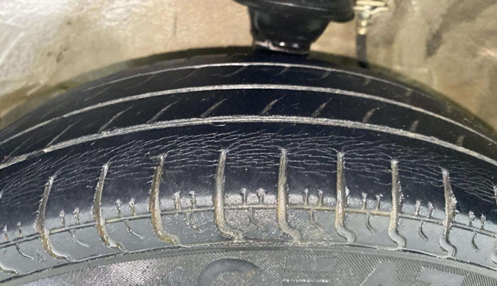 2016 Maruti Alto 800 VXI, Petrol, Manual, 27,220 km, Left Front Tyre Tread
