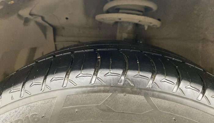 2017 Maruti Ciaz ALPHA 1.4 PETROL, Petrol, Manual, 1,29,079 km, Left Front Tyre Tread