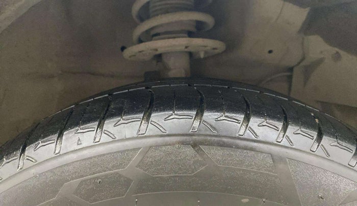 2017 Maruti Ciaz ALPHA 1.4 PETROL, Petrol, Manual, 1,29,079 km, Right Front Tyre Tread
