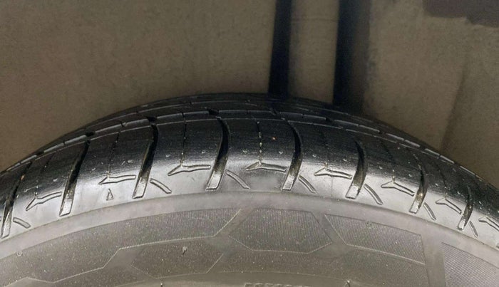 2017 Maruti Ciaz ALPHA 1.4 PETROL, Petrol, Manual, 1,29,079 km, Left Rear Tyre Tread