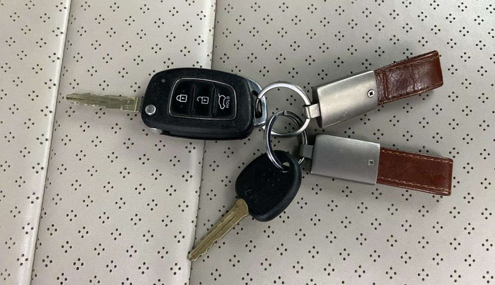 2021 Hyundai VENUE S 1.2, Petrol, Manual, 32,906 km, Key Close Up