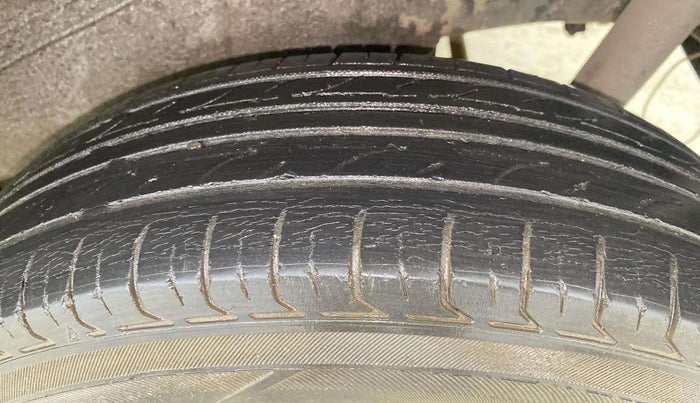 2015 Maruti Wagon R 1.0 LXI CNG, CNG, Manual, 94,146 km, Left Rear Tyre Tread