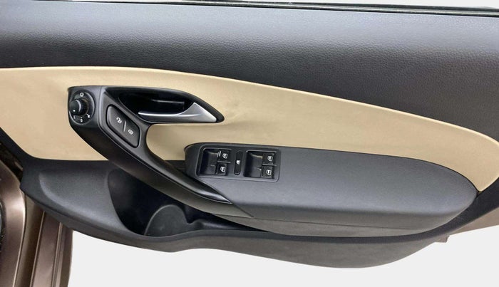 2016 Volkswagen Ameo HIGHLINE1.2L, Petrol, Manual, 72,105 km, Driver Side Door Panels Control