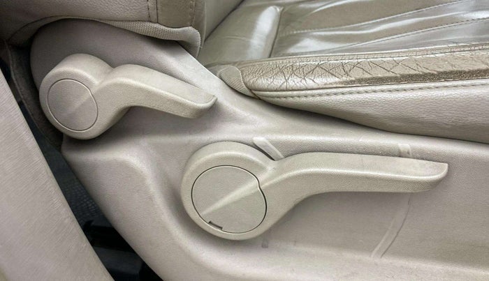 2015 Mahindra XUV500 W8, Diesel, Manual, 77,513 km, Driver Side Adjustment Panel