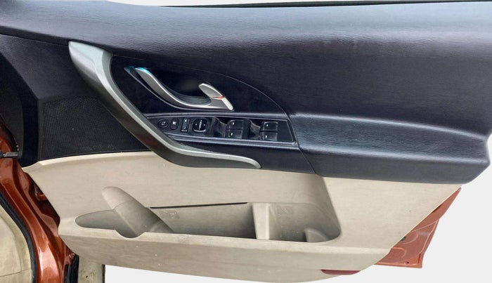 2015 Mahindra XUV500 W8, Diesel, Manual, 77,513 km, Driver Side Door Panels Control