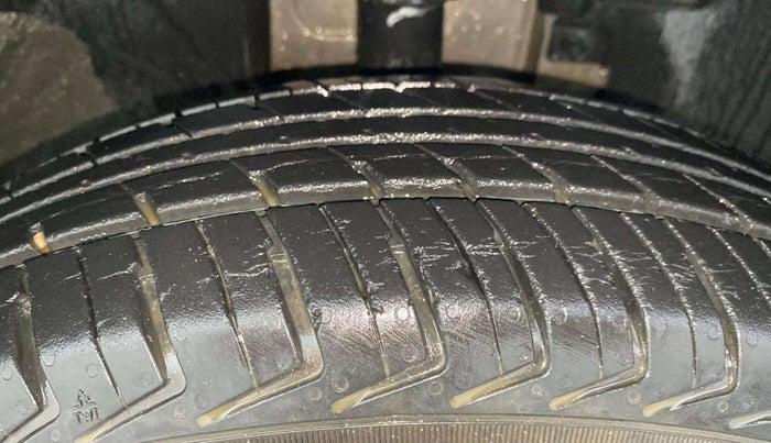 2016 Renault Kwid RXL, Petrol, Manual, 24,984 km, Right Front Tyre Tread