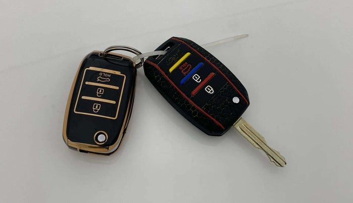 2020 KIA SONET HTK PLUS 1.0 IMT, Petrol, Manual, 13,303 km, Key Close Up
