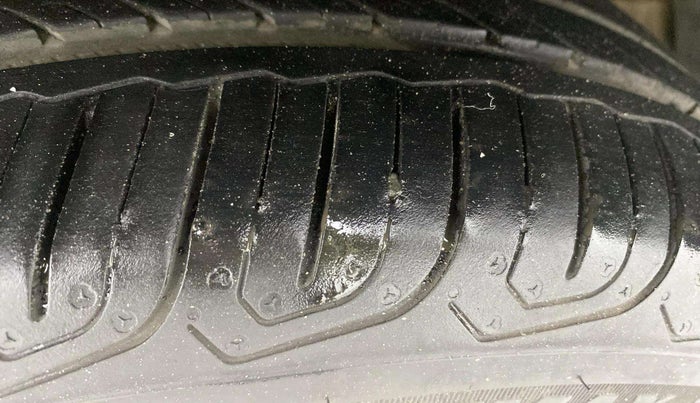 2016 Volkswagen Polo HIGHLINE1.2L, Petrol, Manual, 96,114 km, Left Front Tyre Tread