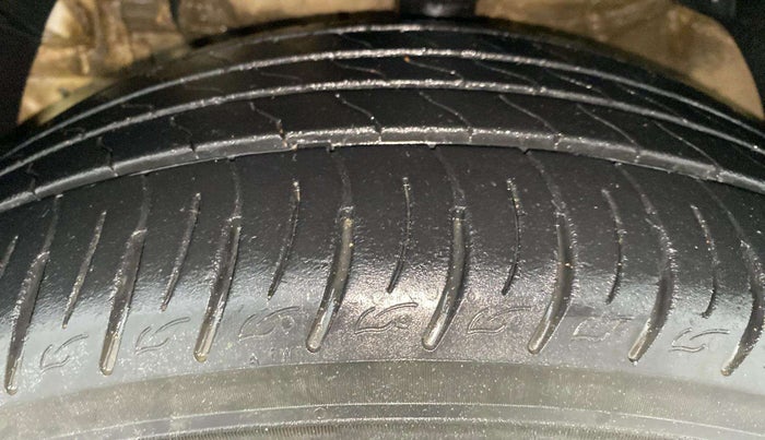 2021 Mahindra XUV300 W8 (O) 1.2 PETROL AMT, Petrol, Automatic, 43,721 km, Left Front Tyre Tread