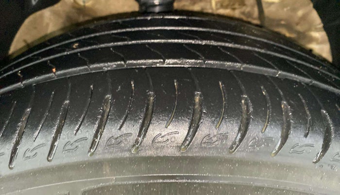 2021 Mahindra XUV300 W8 (O) 1.2 PETROL AMT, Petrol, Automatic, 43,721 km, Right Front Tyre Tread