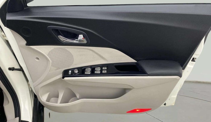 2021 Mahindra XUV300 W8 (O) 1.2 PETROL AMT, Petrol, Automatic, 43,721 km, Driver Side Door Panels Control