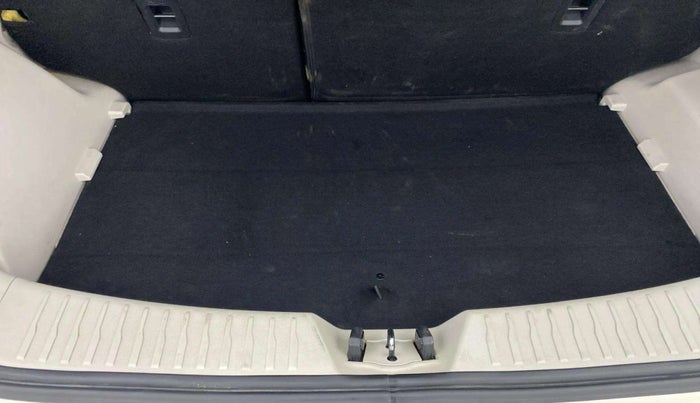 2021 Mahindra XUV300 W8 (O) 1.2 PETROL AMT, Petrol, Automatic, 43,721 km, Boot Inside