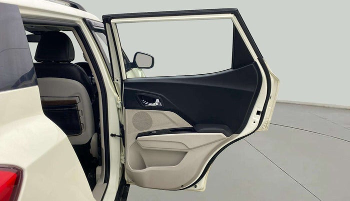 2021 Mahindra XUV300 W8 (O) 1.2 PETROL AMT, Petrol, Automatic, 43,721 km, RHS Rear Door
