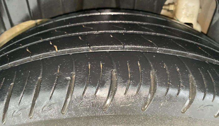 2021 Mahindra XUV300 W8 (O) 1.2 PETROL AMT, Petrol, Automatic, 43,721 km, Right Rear Tyre Tread