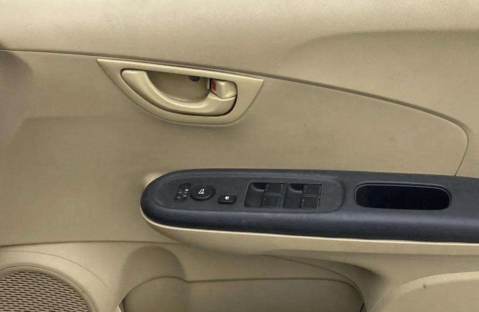 Driver-side-door-panel-control-39