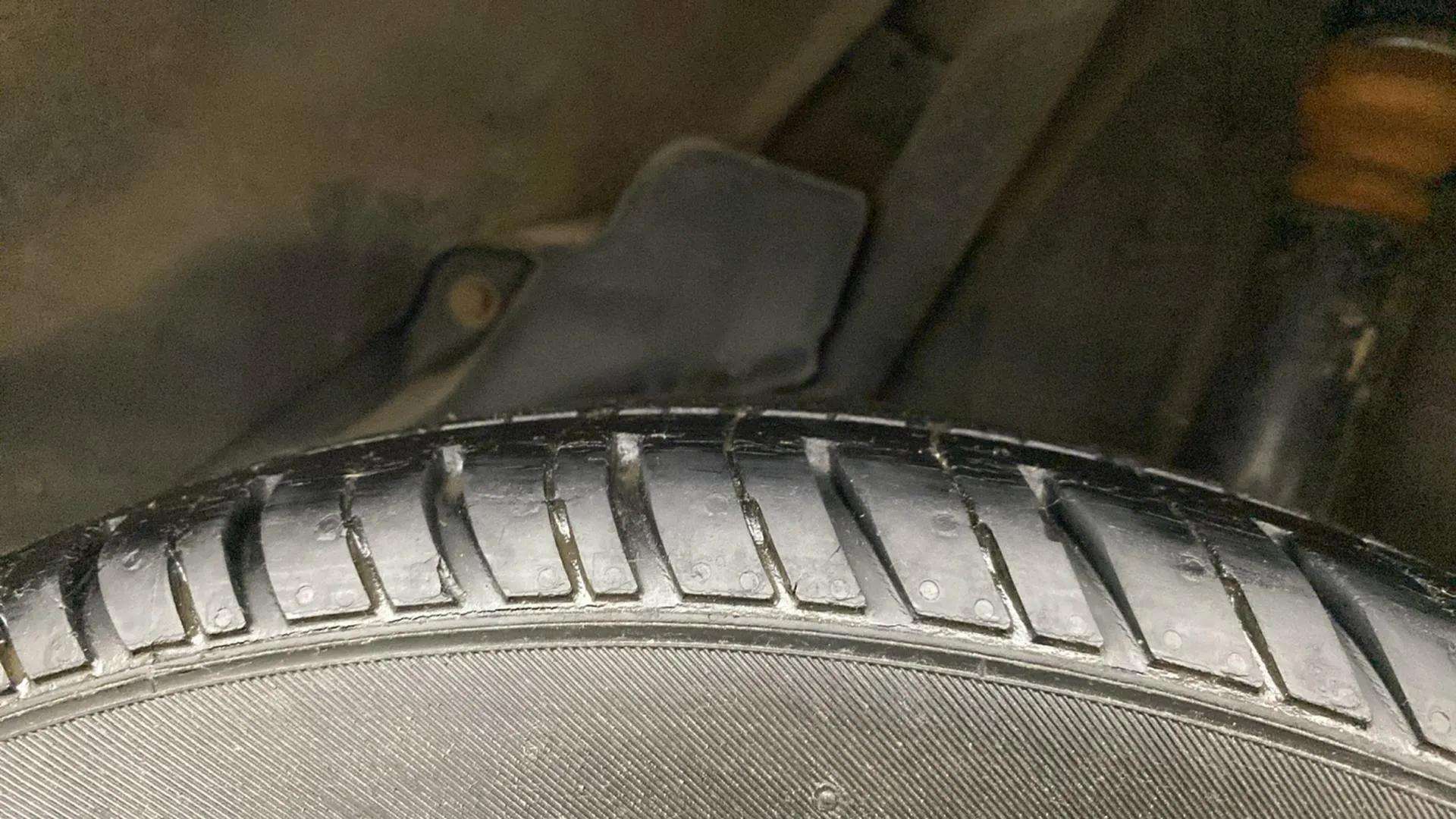 LHS-Rear-Tyre-Tread-21