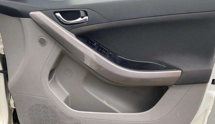 2018 Tata NEXON XZ PLUS DIESEL, Diesel, Manual, 1,17,023 km, Driver Side Door Panels Control