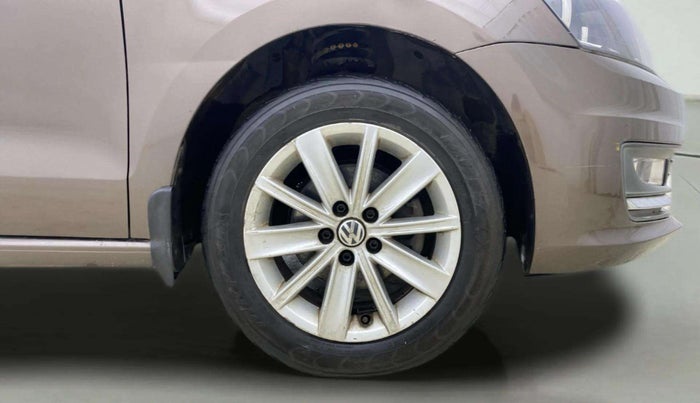 2015 Volkswagen Vento HIGHLINE 1.6 MPI, Petrol, Manual, 56,275 km, Right Front Wheel