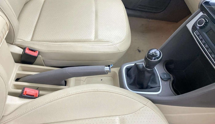 2015 Volkswagen Vento HIGHLINE 1.6 MPI, Petrol, Manual, 56,275 km, Gear Lever