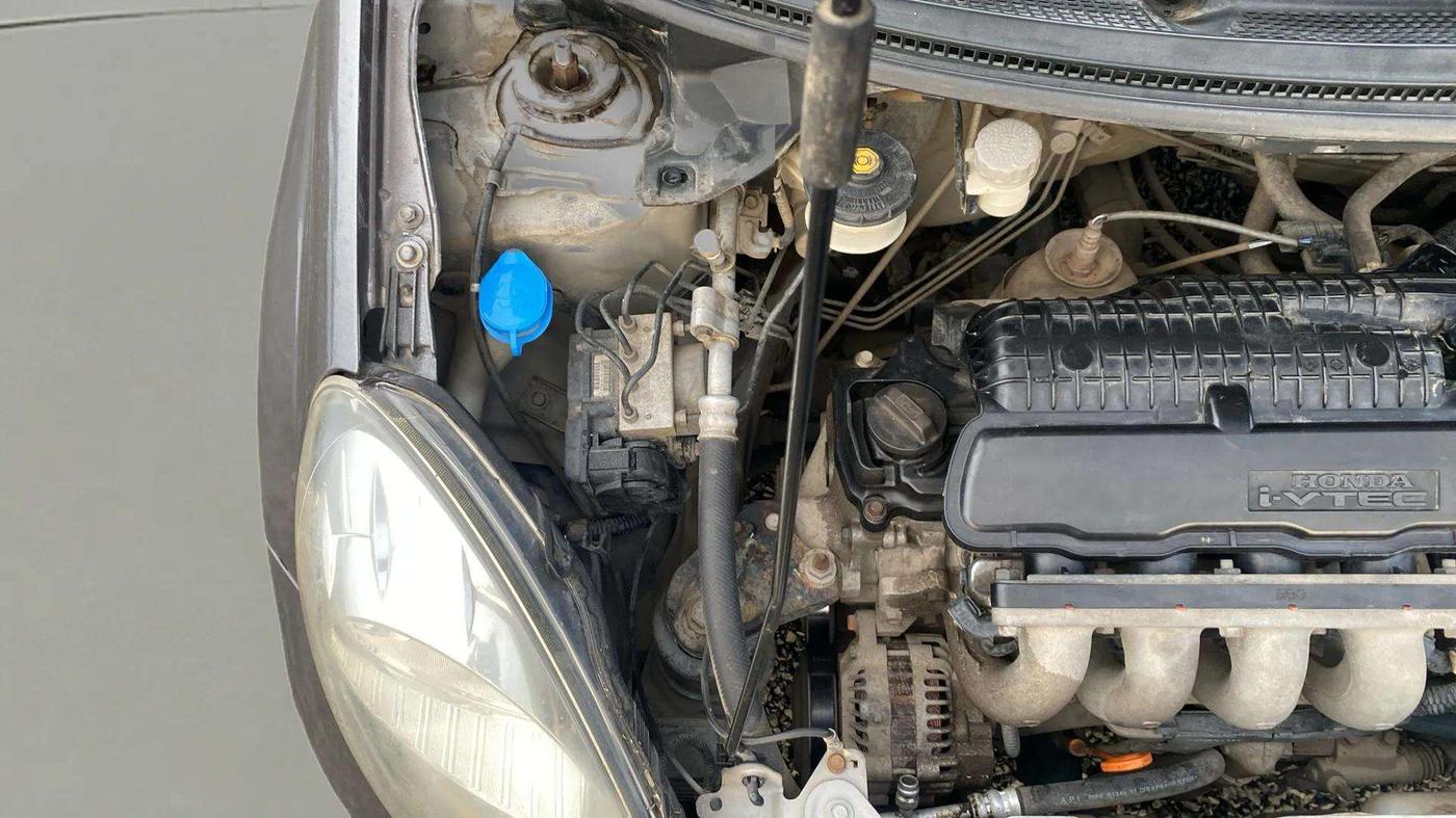 2012 Honda Brio V MT, Petrol, Manual, 85,598 km, Engine View - Right