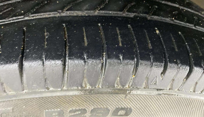 2016 Maruti Alto 800 VXI, Petrol, Manual, 68,115 km, Left Front Tyre Tread