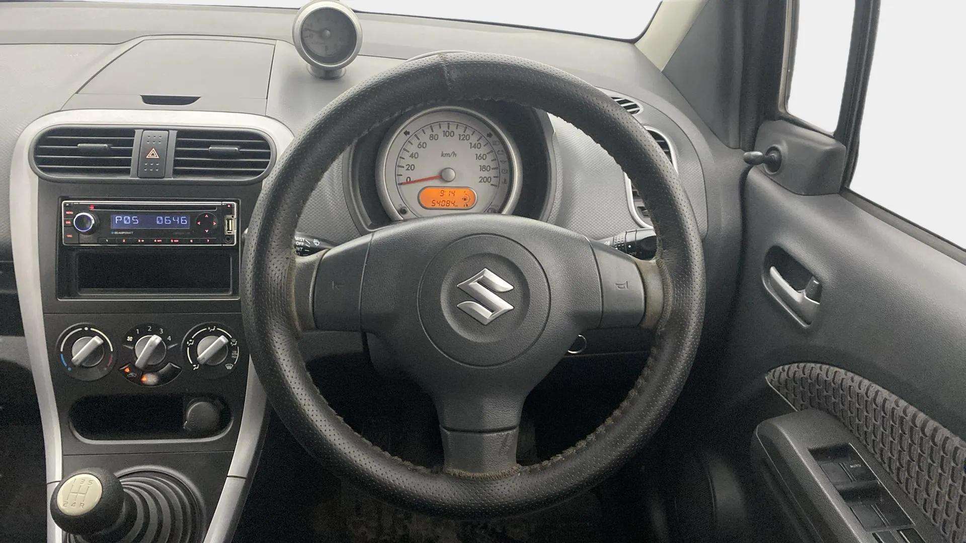 Steering-wheel-close-up-29
