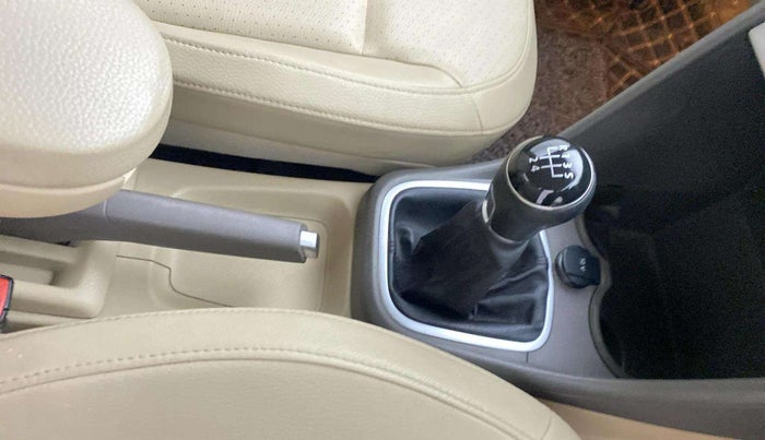 2015 Volkswagen Vento HIGHLINE 1.6 MPI, Petrol, Manual, 56,240 km, Gear Lever