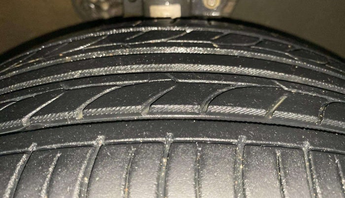 2015 Volkswagen Vento HIGHLINE 1.6 MPI, Petrol, Manual, 56,240 km, Right Front Tyre Tread