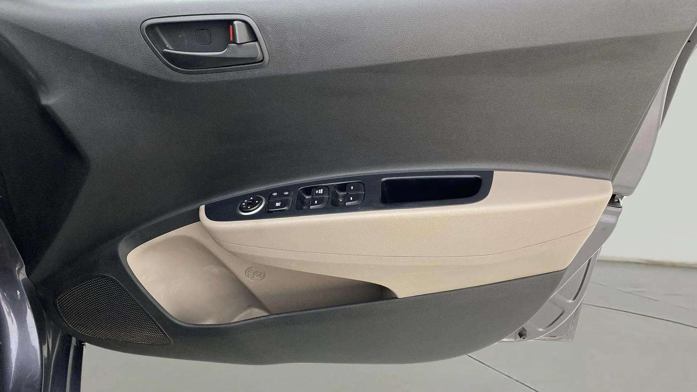 2019 Hyundai Xcent S 1.2, CNG, Manual, 1,20,941 km, Driver Side Door Panels Control