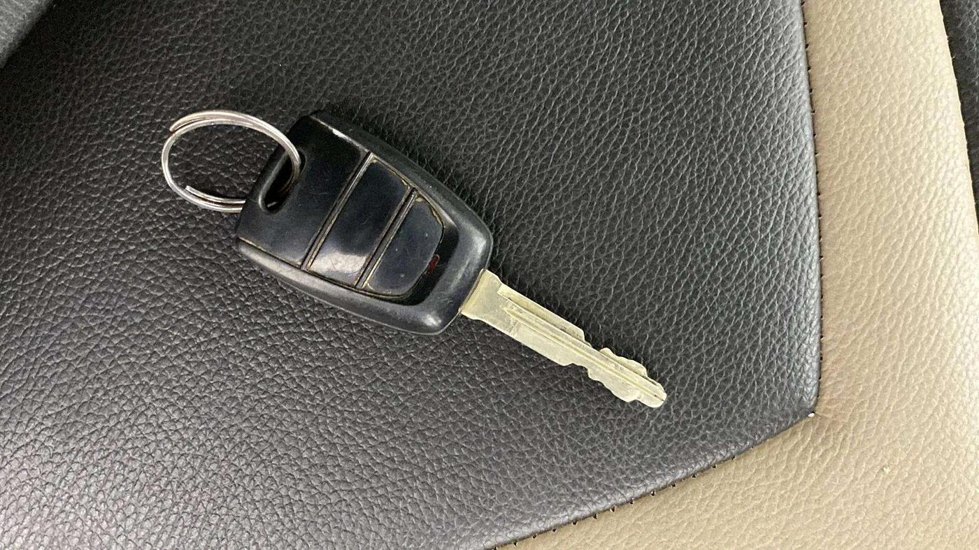 2019 Hyundai Xcent S 1.2, CNG, Manual, 1,20,941 km, Key Close Up