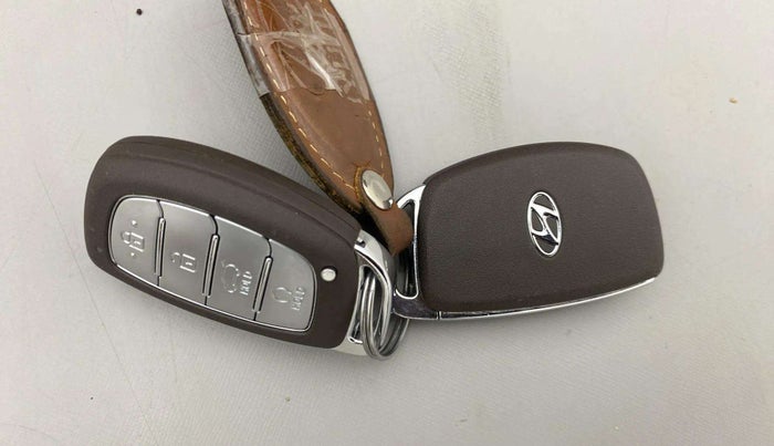 2023 Hyundai VENUE SX (O) 1.0 TURBO DCT, Petrol, Automatic, 13,123 km, Key Close Up