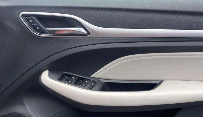 2022 MG ASTOR SHARP 1.5 MT, Petrol, Manual, 11,707 km, Driver Side Door Panels Control