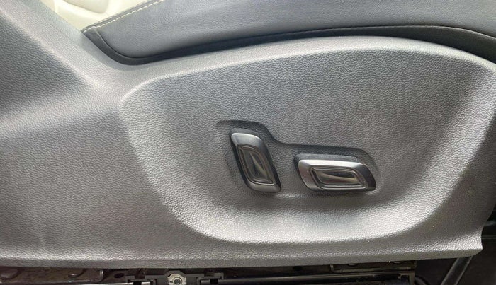 2022 MG ASTOR SHARP 1.5 MT, Petrol, Manual, 11,707 km, Driver Side Adjustment Panel