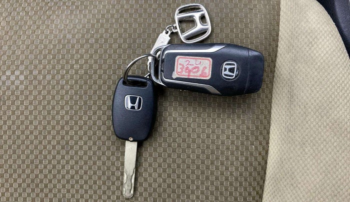 2015 Honda Brio VX AT, Petrol, Automatic, 42,184 km, Key Close Up