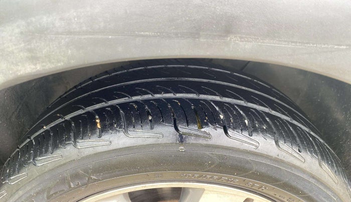 2017 Hyundai i20 Active 1.2 SX, Petrol, Manual, 1,06,044 km, Right Front Tyre Tread