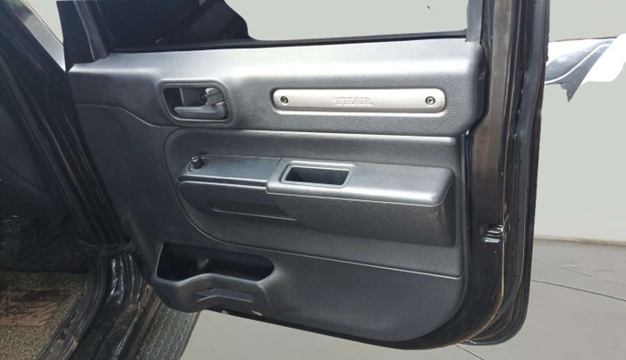 2023 Mahindra Thar LX HARD TOP 4WD MT, Diesel, Manual, 31,665 km, Driver Side Door Panels Control