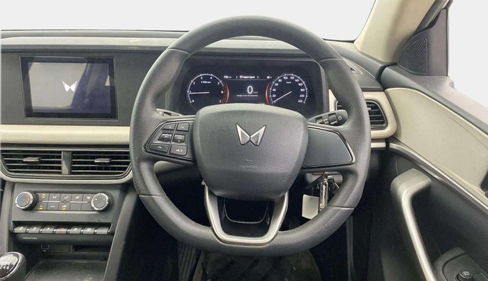 2022 Mahindra XUV700 MX P MT 5 STR, Petrol, Manual, 10,908 km, Steering Wheel Close Up