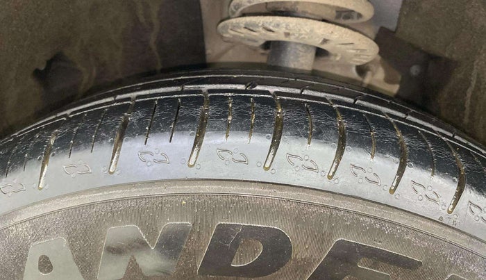 2022 Mahindra XUV700 MX P MT 5 STR, Petrol, Manual, 10,908 km, Left Front Tyre Tread