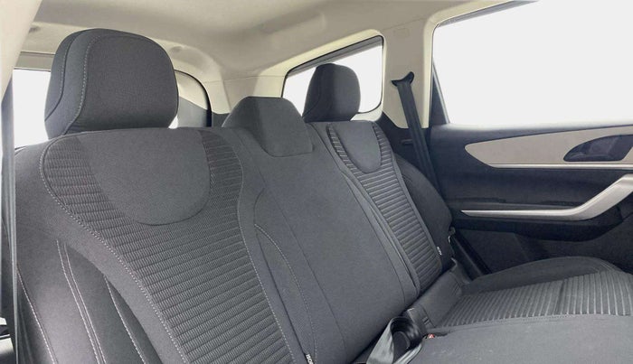 2022 Mahindra XUV700 MX P MT 5 STR, Petrol, Manual, 10,908 km, Right Side Rear Door Cabin