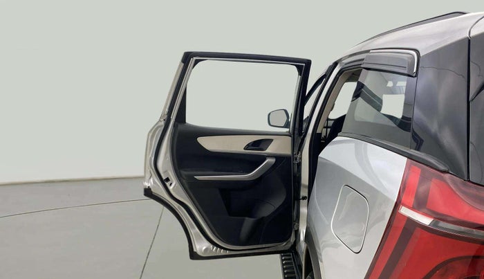 2022 Mahindra XUV700 MX P MT 5 STR, Petrol, Manual, 10,908 km, LHS Rear Door