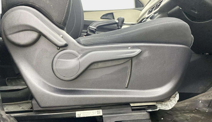 2022 Mahindra XUV700 MX P MT 5 STR, Petrol, Manual, 10,908 km, Driver Side Adjustment Panel